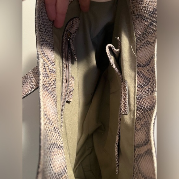 G.I.L.I Embossed Leather Hobo Bag - Picture 13 of 13